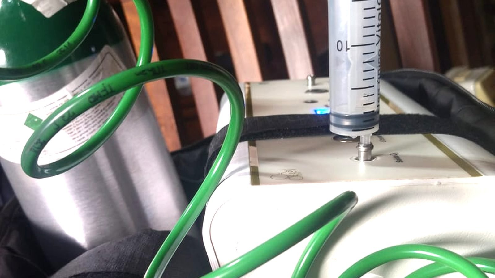 Equipamento de ozonioterapia com cilindro, gerador e mangueira verde usado nos atendimentos