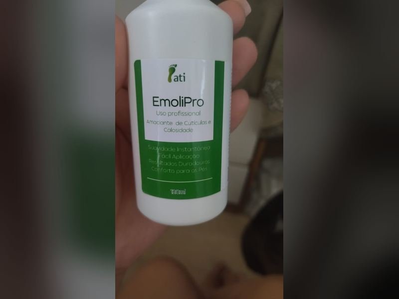Frasco do EmoliPro, produto da linha própria de cosméticos podológicos Tati Cubos